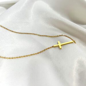 Lant otel inoxidabil auriu subtire cu cruce este accesoriul ideal pentru outfit-urile tale.