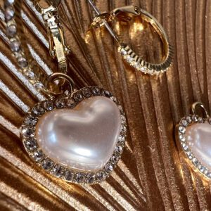 Cercei aurii eleganti inima cu perle si pietre