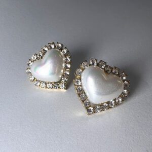 Cercei cu perla cu inchidere din argint sunt alegerea ideala pentru tinute chic.