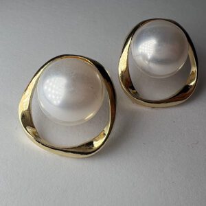 Cercei eleganti cu perle albe sidefate ideali pentru tinute elegante.