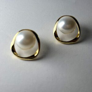 Cercei eleganti cu perle albe sidefate ideali pentru tinute elegante.