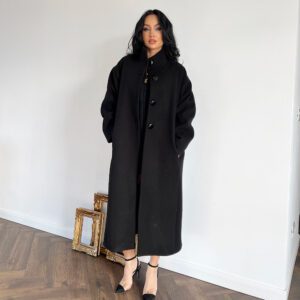 Palton dama elegant minimalist negru alegerea ideala pentru tinutele tale.