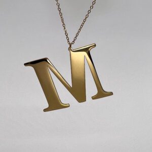 Lant otel inoxidabil litera M pentru iubitoarele de bijuterii rafinate!