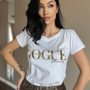 Un tricou alb din bumbac cu scris auriu "Vogue" poate fi o piesa vestimentara foarte la moda și eleganta, care poate fi combinatăa în multe moduri pentru a crea tinute sofisticate.