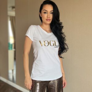 Un tricou alb din bumbac cu scris auriu "Vogue" poate fi o piesa vestimentara foarte la moda și eleganta, care poate fi combinatăa în multe moduri pentru a crea tinute sofisticate.