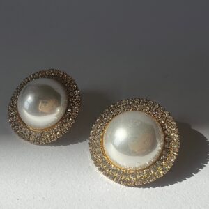 Cercei eleganti rotunzi perla cu inchidere argint nu trebuie sa lipseasca din colectia oricarei femei moderne. Cu un design clasic, dar totusi contemporan, aceste cercei sunt perfecti pentru a adauga un strop de eleganta oricarui outfit.