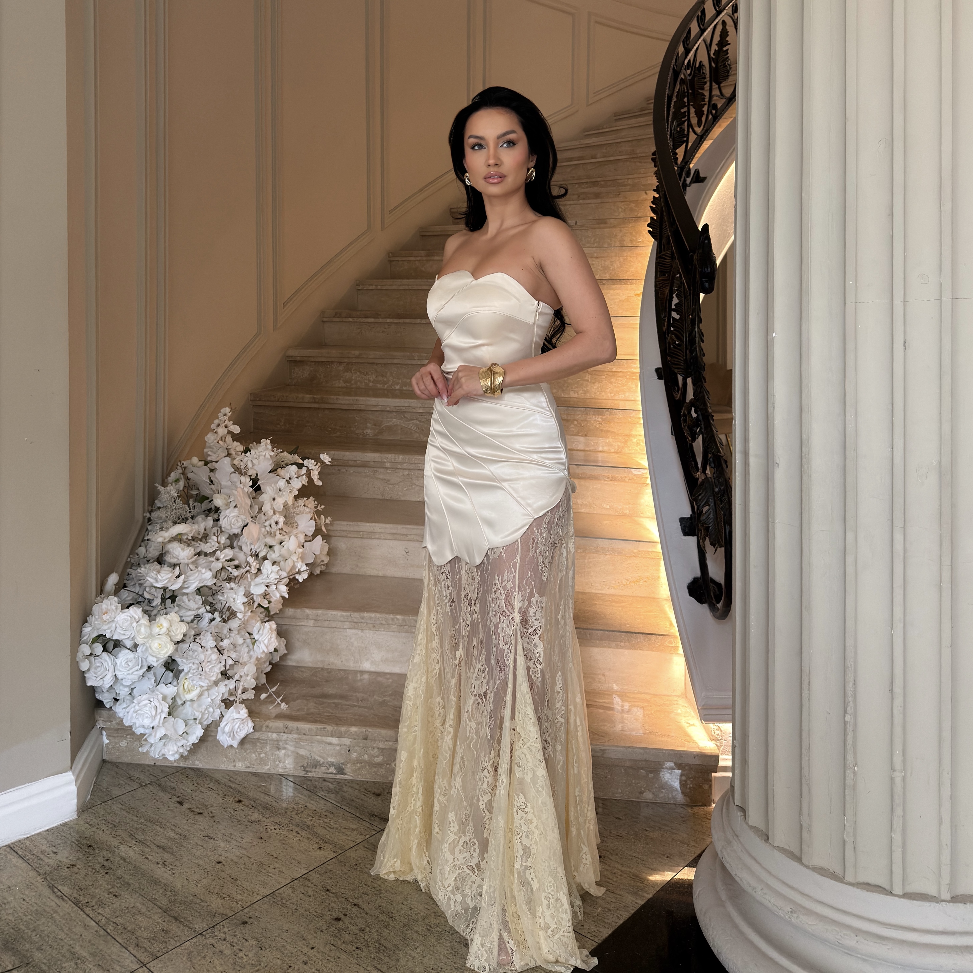 Rochie de ocazie lungă cu dantela si umerii goi ecru