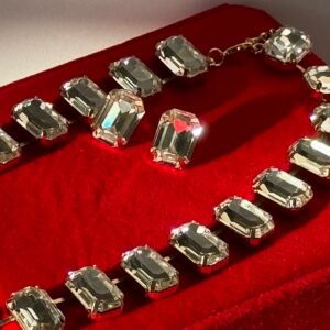 Set bijuterii cu pietre, cercei si colier combinatia perfectă de tradiție și modernitate cu acest set de bijuterii.