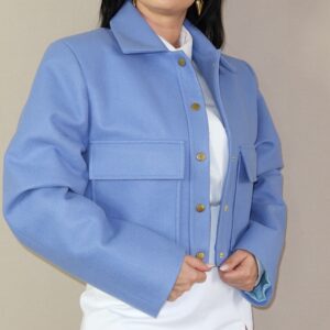 Geaca dama scurta albastra cu capse are un design modern și este confecționată până la talie, oferind o siluetă chic și contemporană.