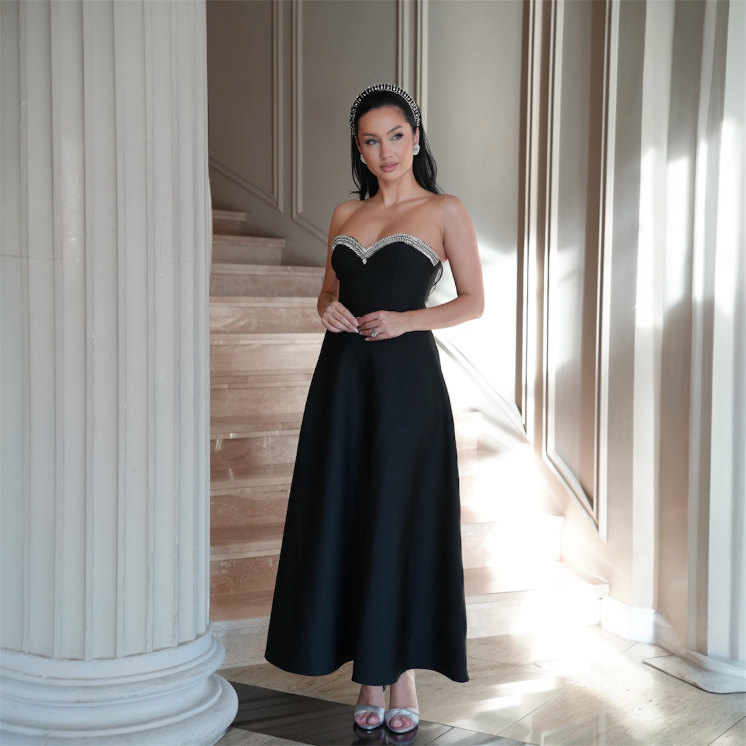 Rochie de ocazie midi cu umerii goi și detalii strălucitoare